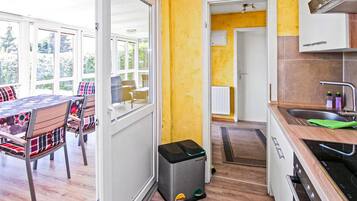 Kühlschrank, Ofen, Herdplatte, Wasserkocher mit Kaffee-/Teezubehör