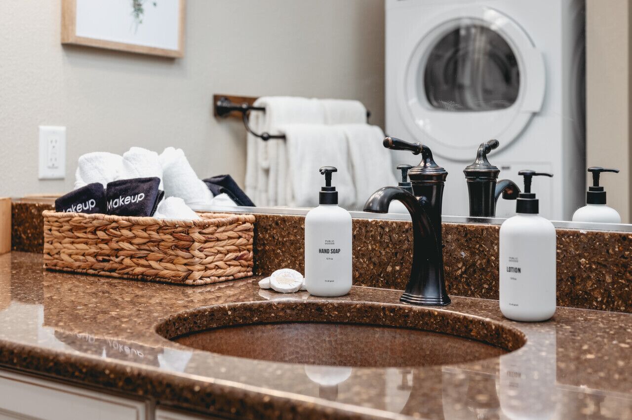 Sèche-cheveux, serviettes fournies