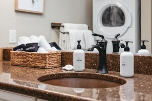 Sèche-cheveux, serviettes fournies