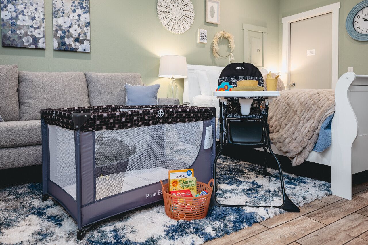 1 quarto, escrivaninha, ferros/tábuas de passar roupa, berço de viagem