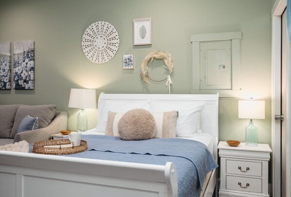 1 makuuhuone, työpöytä, silitysrauta/-lauta, vauvan matkasänky