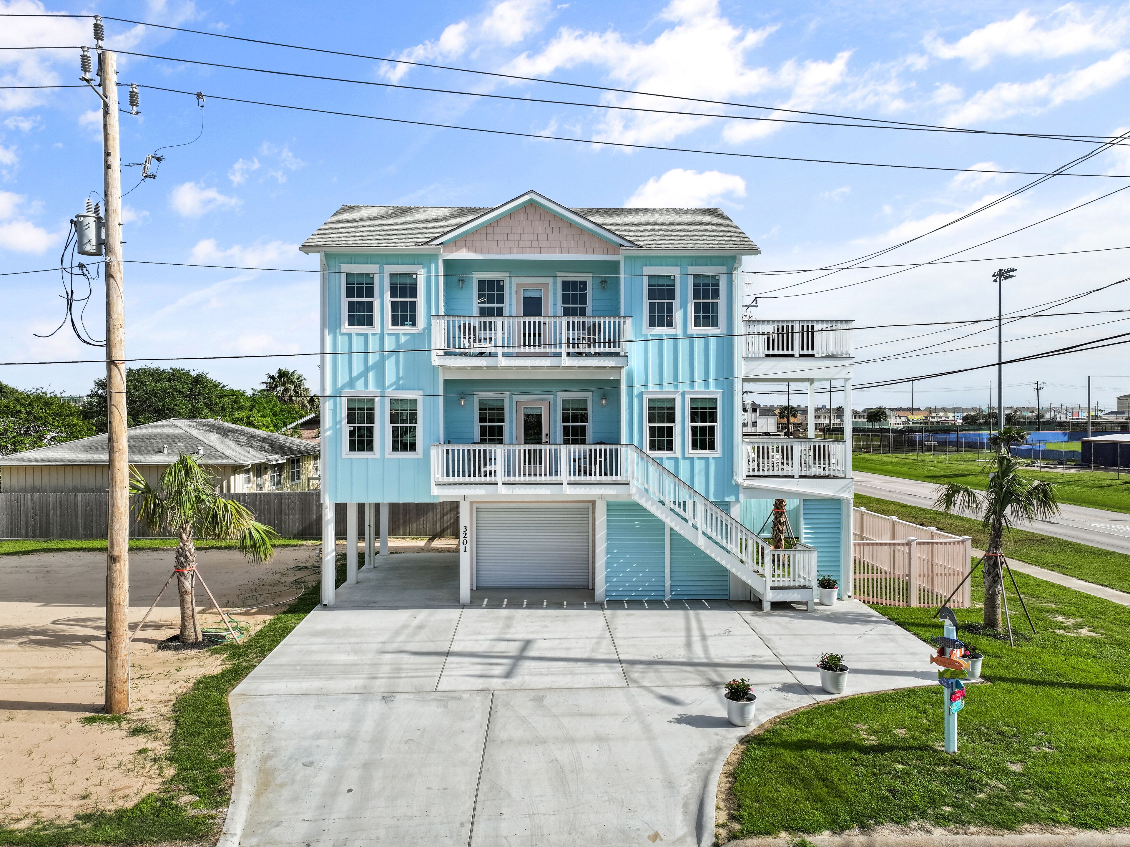 Blue Bay Getaway - Close to Everything Galveston has to Offer! 4BR/4BA, Blocks to the Beach