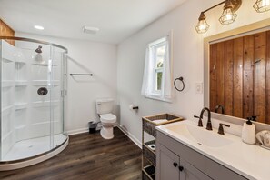 Een douche, handdoeken, toiletpapier