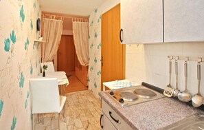 Kjøleskap, kokeplater og kaffetrakter/tekoker