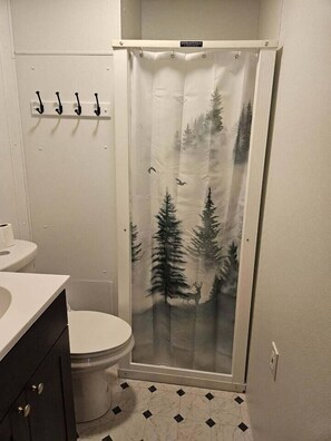Eco-friendly toiletries, hair dryer, towels - All Season Fully Furnished Home (Waskish)