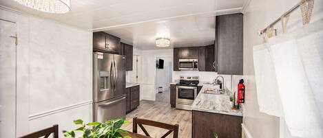 Refrigerador, microondas, horno y parrilla de estufa