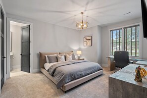 5 bedrooms, desk, iron/ironing board, free WiFi - Chateau Norman by SoCharm | Luxury Waterfront Home (Cornelius)