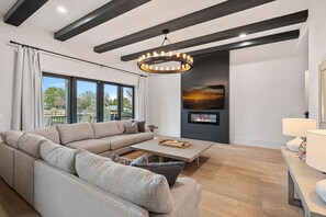 Smart TV, chimenea y futbolito 