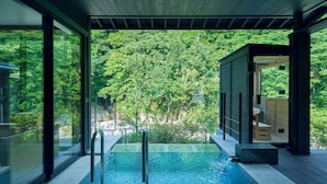A modern outdoor swimming pool with glass walls, surrounded by lush greenery. - ESPACIO The Hakone Geihinkan Rin-Poh-Ki-Ryu (Hakone)