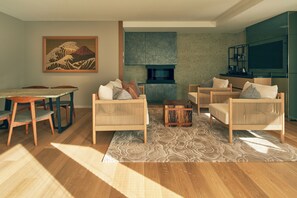 مأكولات ومشروبات مجانية في الميني بار وخزنة داخل الغرفة