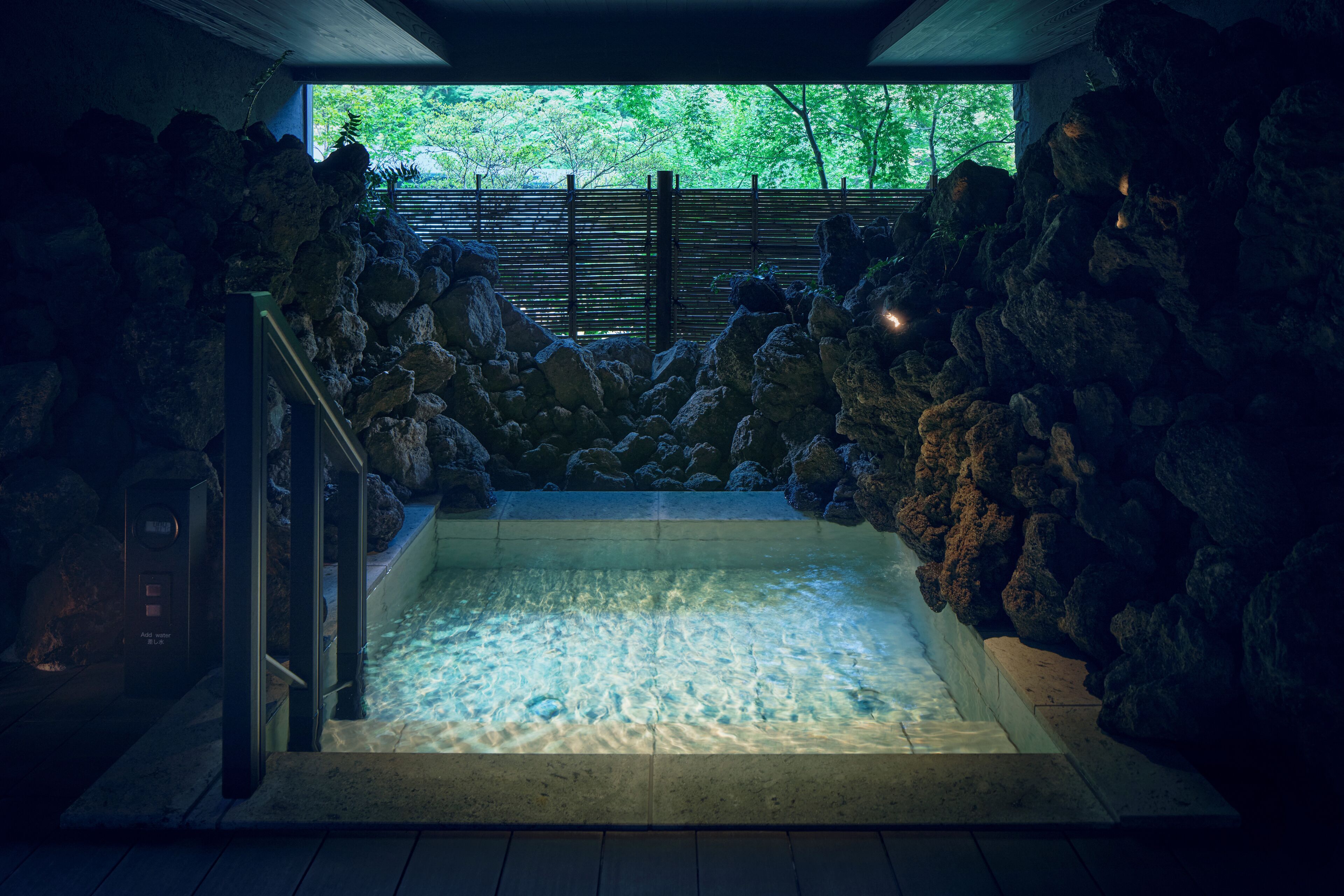 独立的浴缸和淋浴、深泡浴缸、大花洒淋浴喷头、名牌洗护用品