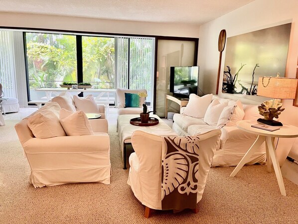 Living area - Relaxing tropical retreat near Diamond Head. Unwind and rejuvenate your senses. (Honolulu)