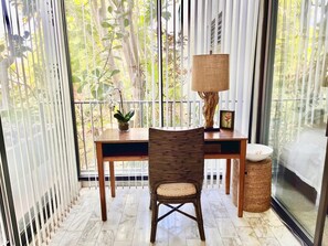 Property grounds - Relaxing tropical retreat near Diamond Head. Unwind and rejuvenate your senses. (Honolulu)