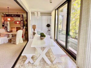 Dining - Relaxing tropical retreat near Diamond Head. Unwind and rejuvenate your senses. (Honolulu)