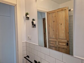 Dusj, hårføner og håndklær