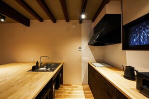 Geladeira, micro-ondas, cooktop, talheres/pratos/utensílios de cozinha