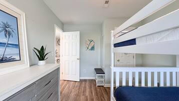 2 habitaciones, tabla de planchar con plancha y cuna de viaje