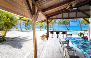 Outdoor dining - Grande Villa Privée 200m² sur Lagon, vue mer 180° (Rangiroa)