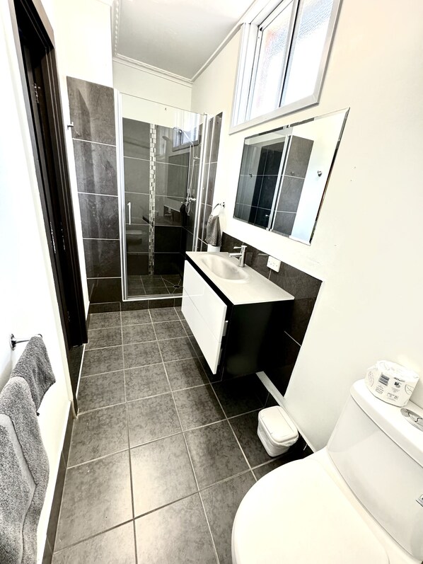 Standard Twin Room | Bathroom | Shower, hair dryer, towels - MOTEL ST ARNAUD  (St. Arnaud)