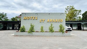 Señal del motel St Arnaud, con la recepción a la vista al fondo.