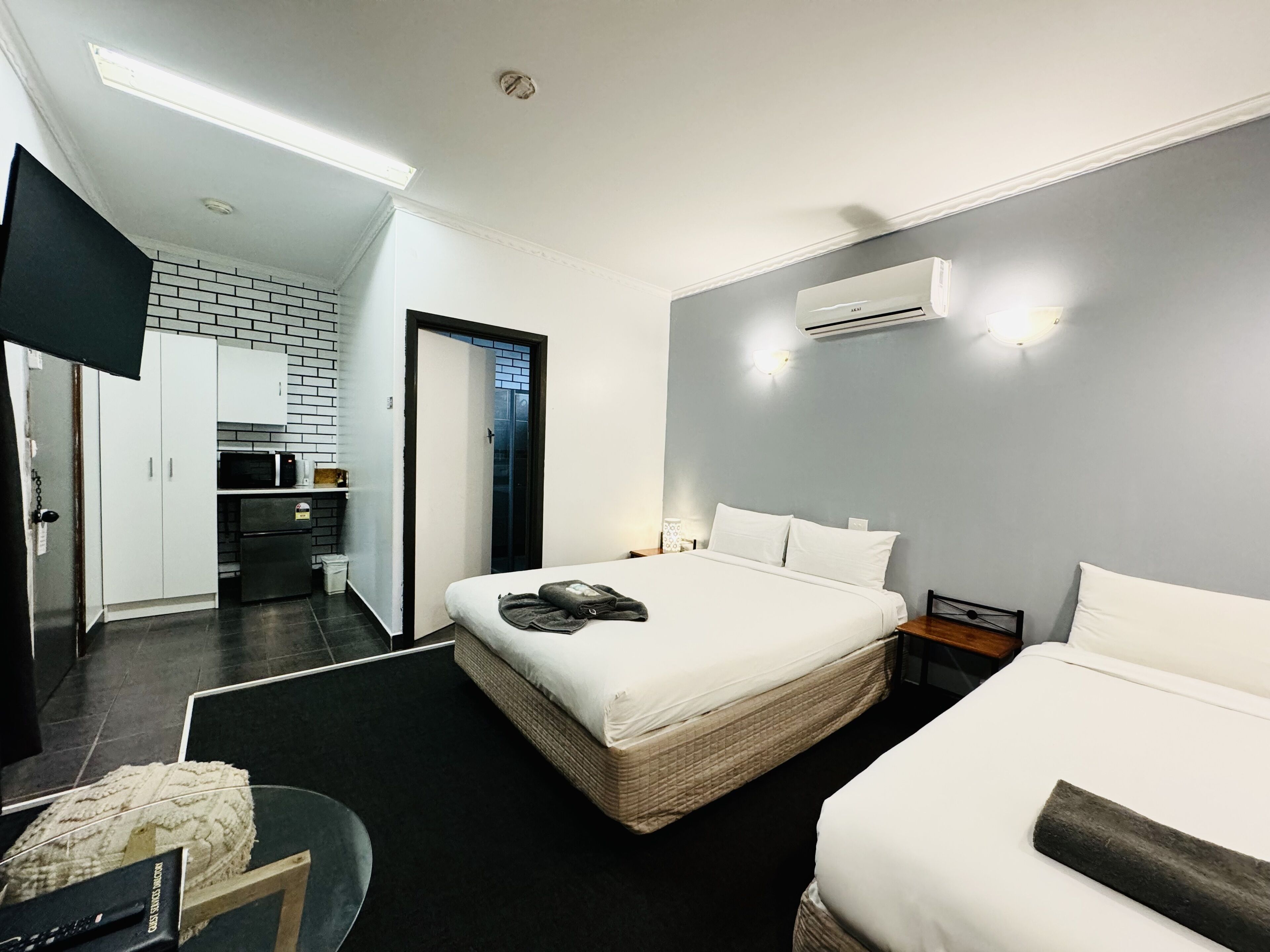 Habitación estándar con 2 camas individuales | Escritorio, tabla de planchar con plancha, wifi gratis y ropa de cama