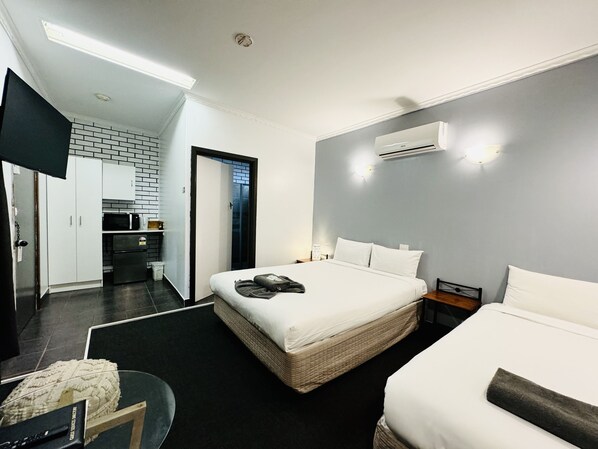 Escritorio, tabla de planchar con plancha, wifi gratis y ropa de cama