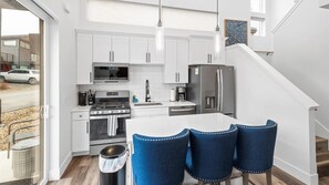 Frigorifero, microonde, forno, piano cottura