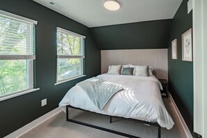 2 bedrooms, desk, iron/ironing board, WiFi