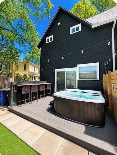 Location! Modern Ohio City Luxury + 2 King Beds + Luxury Hot Tub