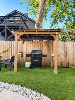 Outdoor dining - Location! Modern Ohio City Luxury + 2 King Beds + Luxury Hot Tub (Cleveland)