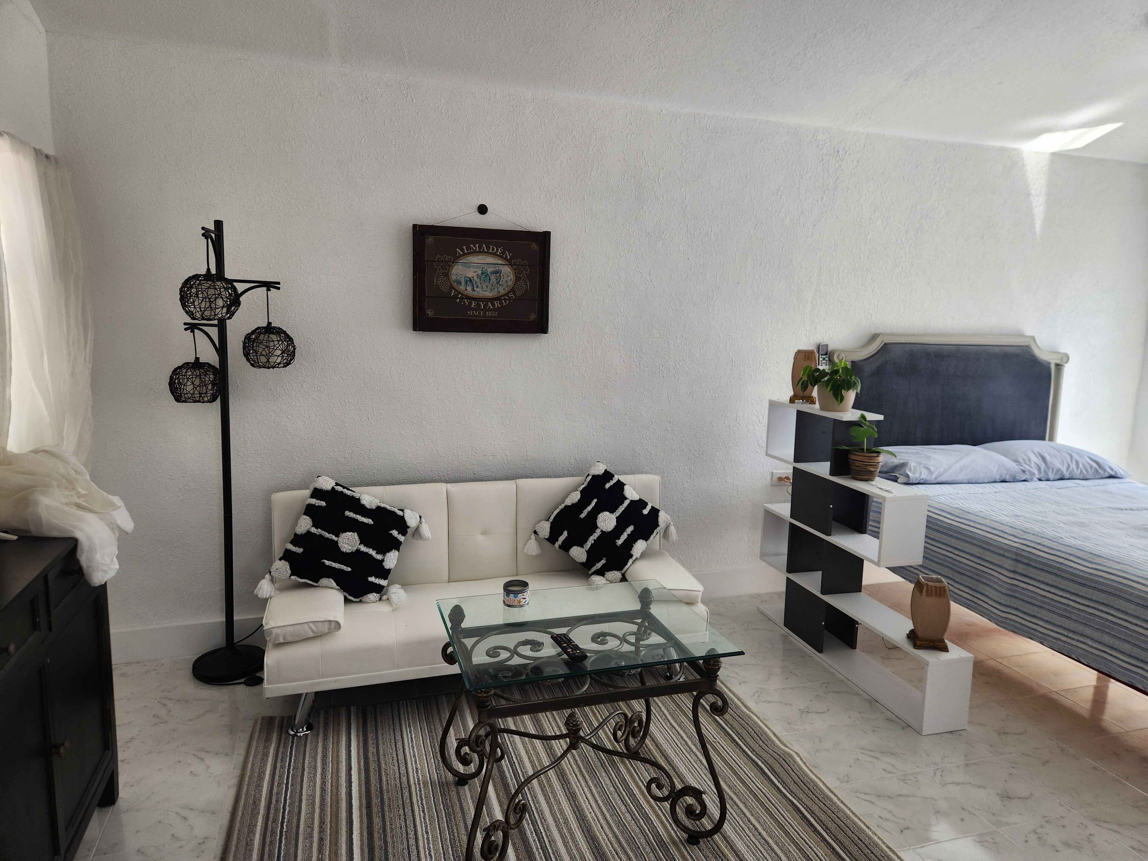 Newly-remodeled Guesthouse for rent 10 mins to Central Ave and beaches 