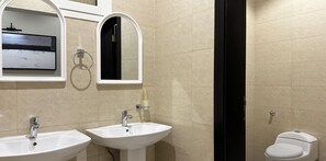 Design Apartment, 2 Bedrooms | Bathroom | Free toiletries, hair dryer, bathrobes, slippers - Al-Mutamarat A-10 Timeless History GX66 (Riyadh)