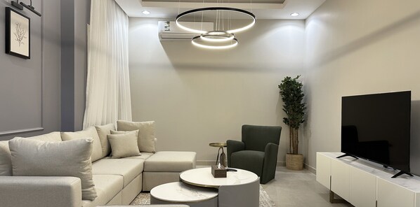 ดีไซน์อพาร์ทเมนท์, 2 ห้องนอน | บริเวณนั่งเล่น | ทีวีจอแบน