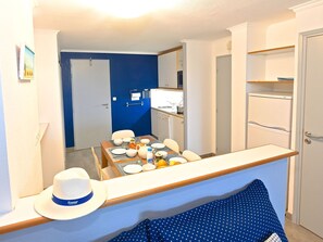 Dining - Cosy apartment for 6 guests with A/C, pool, WIFI, TV, terrace and pets allowed (Saint-raphaël)