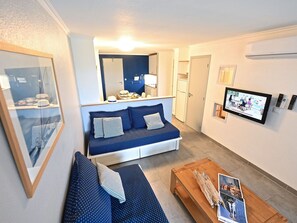 TV - Cosy apartment for 6 guests with A/C, pool, WIFI, TV, terrace and pets allowed (Saint-raphaël)