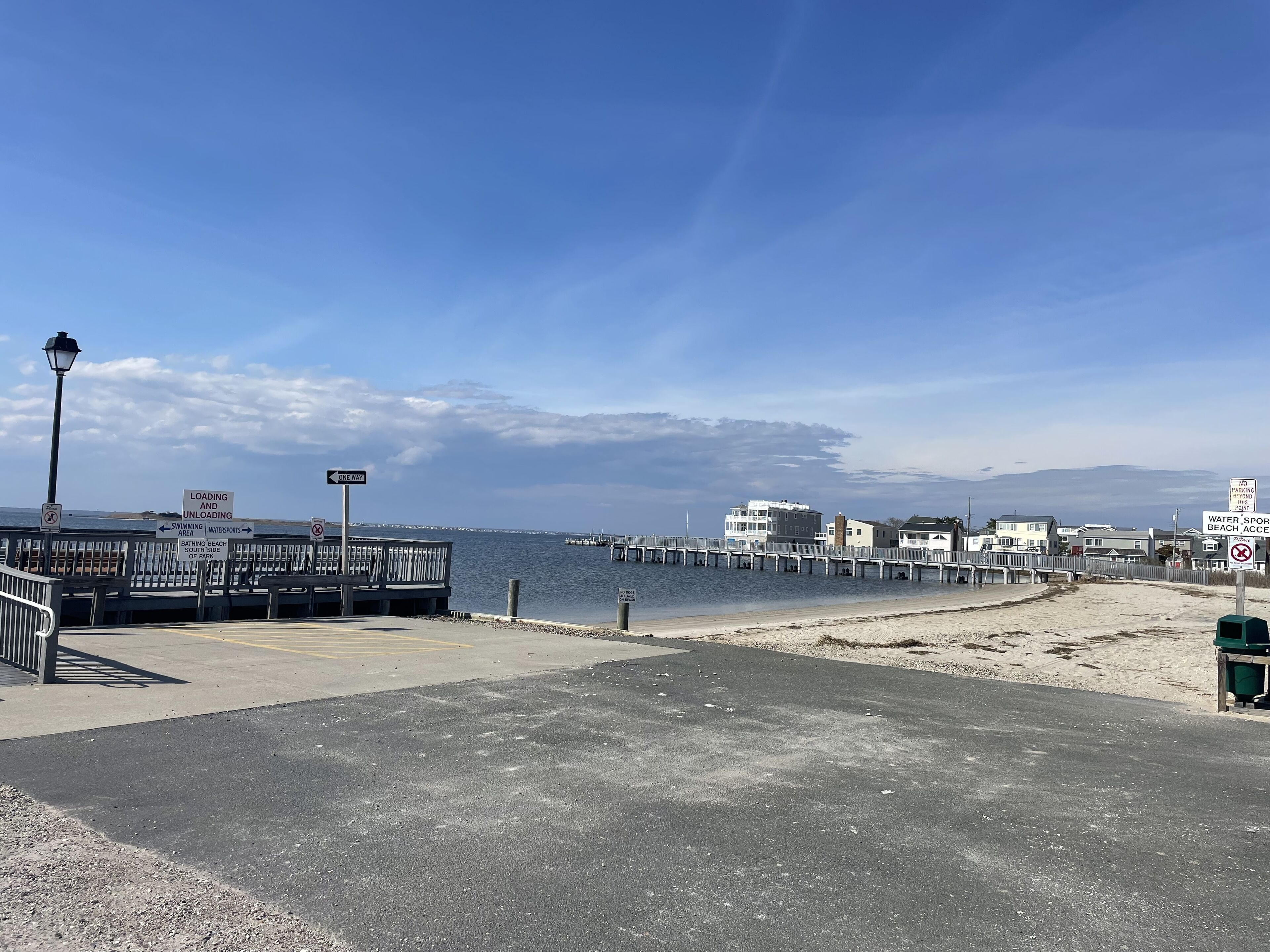 På stranden och solstolar