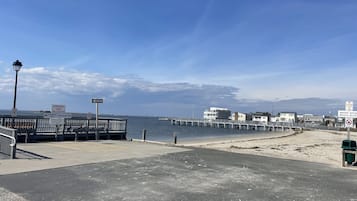 På stranden och solstolar