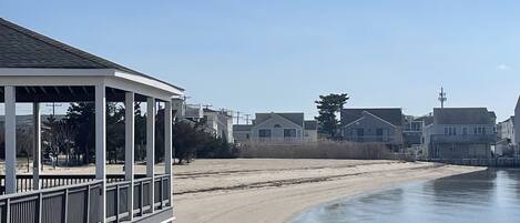 Sulla spiaggia, lettini da mare