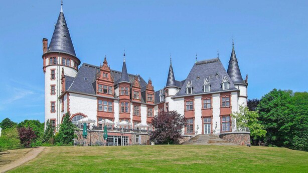A large, historic building with multiple towers and a central courtyard. - Amazing apartment in Klink with WiFi (Klink)