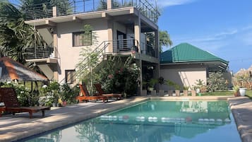 Hồ bơi ngoài trời, nhân viên cứu hộ trong khuôn viên