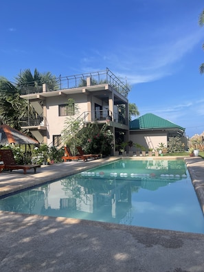 室外游泳池，现场救生员