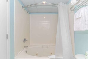 Shower, hair dryer, towels, shampoo - Boardwalk 1139 (Myrtle Beach)