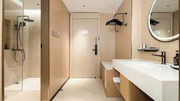 Business-dobbeltværelse | Badeværelse | Bruser, hårtørrer, hjemmesko, håndklæder