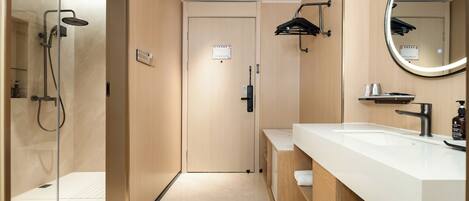 Habitación empresarial doble | Baño | Regadera, secadora de cabello, pantuflas, toallas