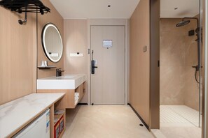 Shower, hair dryer, slippers, towels - Relax Hotel Shenzhen Bao'an  Airport (Shenzhen)