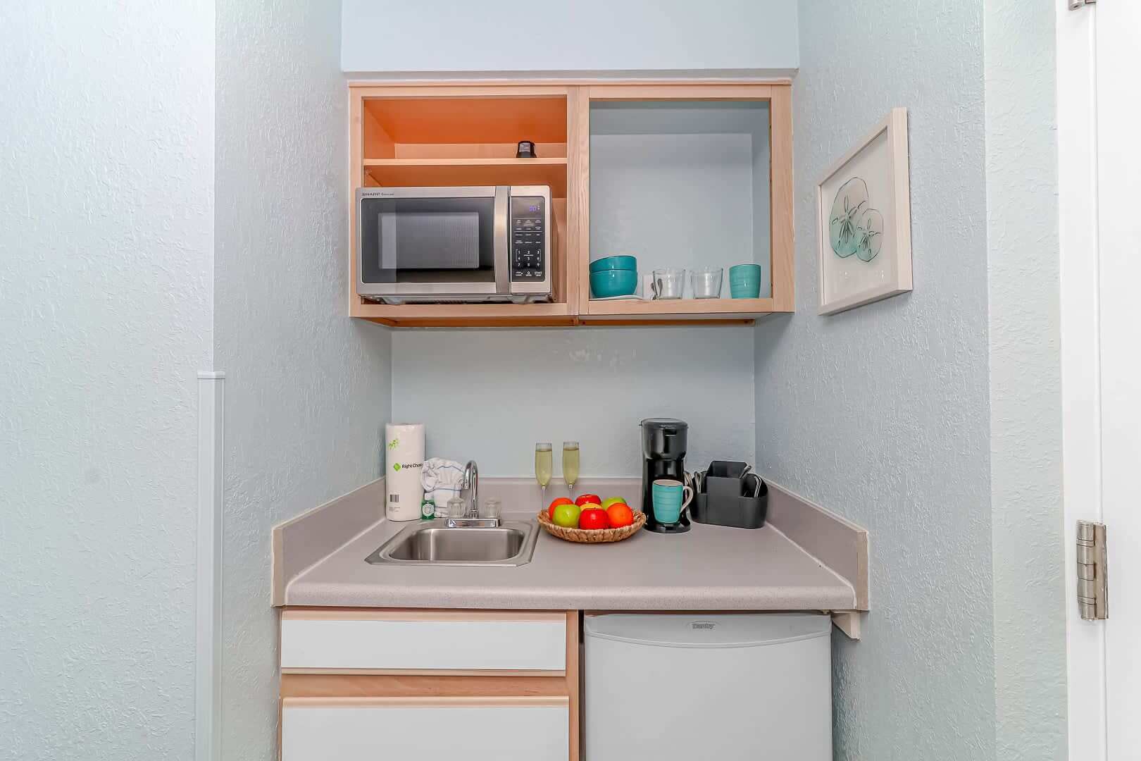 Réfrigérateur, micro-ondes, cafetière/bouilloire, grille-pain