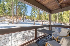 Outdoor dining - Aspen Grove Hideaway~Walk to Northstar Slopes (Truckee)
