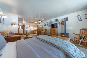 1 bedroom, free WiFi, bed sheets - Aspen Grove Hideaway~Walk to Northstar Slopes (Truckee)