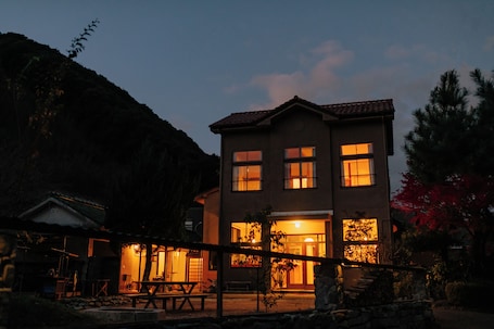 Vista frontal de la propiedad