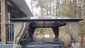 Outdoor spa tub - Balsam Retreat- Muskoka Getaway
Pet Friendly (Huntsville)